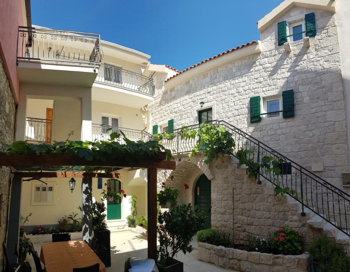 Apartments Dvor - Ap1, Ap2, Ap3 Baška Voda Exterior foto